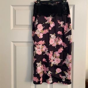 Victoria’s Secret XX-Small black with flowers 🌸 skirt